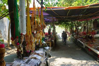 Những sạp hàng nhỏ chợ làng trên Cù Lao Chàm